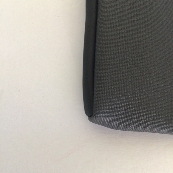 TUMI FOR DELTA COSMETIC CASE BAG - Picture 5 of 10